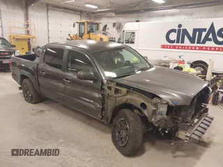 2017 Toyota Tacoma SR5 z VIN 5TFAZ5CN3HX037707, wystawiony jako IAAI lot #41299402 z przebiegiem 82 399 mil mil oraz . Historia ofert i sprzedaży dostępna na DreamBid. Obrazek 1.