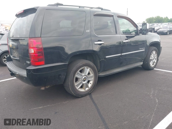 2009 Chevrolet Tahoe LTZ z VIN 1GNFK330X9R130028, wystawiony jako IAAI lot #42113713 z przebiegiem 135 631 mil mil oraz . Historia ofert i sprzedaży dostępna na DreamBid. Obrazek 4.