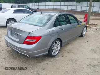 2014 Mercedes-Benz C 250 Sport z VIN WDDGF4HB6EA942040, wystawiony jako IAAI lot #42290082 z przebiegiem 91 327 mil mil oraz . Historia ofert i sprzedaży dostępna na DreamBid. Obrazek 4.