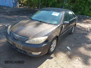 2006 Toyota Camry LE z VIN 4T1BF30KX6U628056, wystawiony jako IAAI lot #42410228 z przebiegiem 197 487 mil mil oraz . Historia ofert i sprzedaży dostępna na DreamBid. Obrazek 2.