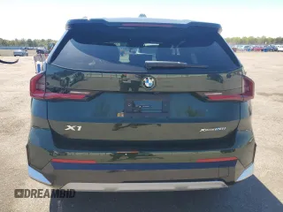 2025 BMW X1 xDrive28i z VIN WBX73EF04S5087145, wystawiony jako Copart lot #55381395 z przebiegiem 2551 mil mil oraz Szkody całkowita. Historia ofert i sprzedaży dostępna na DreamBid. Obrazek 6.