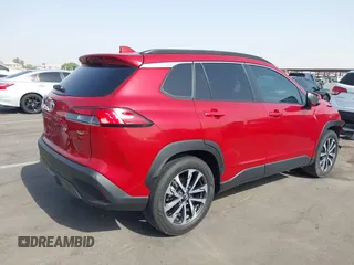 2023 Toyota Corolla Cross XLE z VIN 7MUDAAAG0PV065993, wystawiony jako IAAI lot #42629443 z przebiegiem 16 056 mil mil oraz . Historia ofert i sprzedaży dostępna na DreamBid. Obrazek 4.