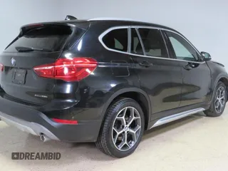 2018 BMW X1 xDrive28i z VIN WBXHT3C35J5L33173, wystawiony jako Copart lot #56427465 z przebiegiem 33 352 mil mil oraz Szkody całkowita. Historia ofert i sprzedaży dostępna na DreamBid. Obrazek 3.