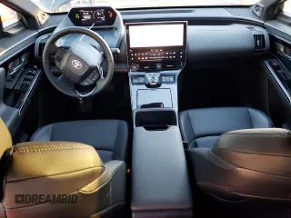 2023 Toyota bZ4X XLE z VIN JTMAAAAA9PA001408, wystawiony jako Copart lot #81972433 z przebiegiem 10 917 mil mil oraz . Historia ofert i sprzedaży dostępna na DreamBid. Obrazek 8.