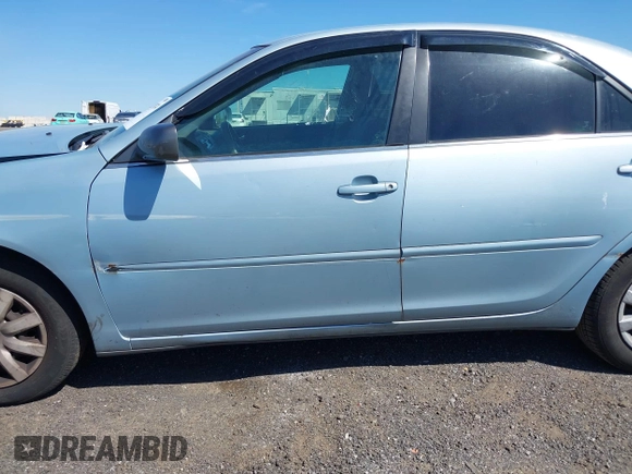2005 Toyota Camry STD z VIN 4T1BE32K65U994854, wystawiony jako IAAI lot #42137074 z przebiegiem 104 051 mil mil oraz . Historia ofert i sprzedaży dostępna na DreamBid. Obrazek 6.