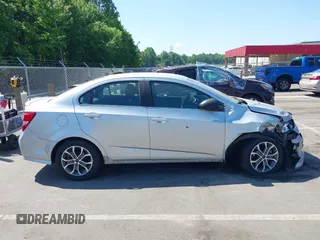 2019 Chevrolet Sonic LT z VIN 1G1JD5SB3K4112641, wystawiony jako IAAI lot #42183793 z przebiegiem 45 418 mil mil oraz . Historia ofert i sprzedaży dostępna na DreamBid. Obrazek 14.