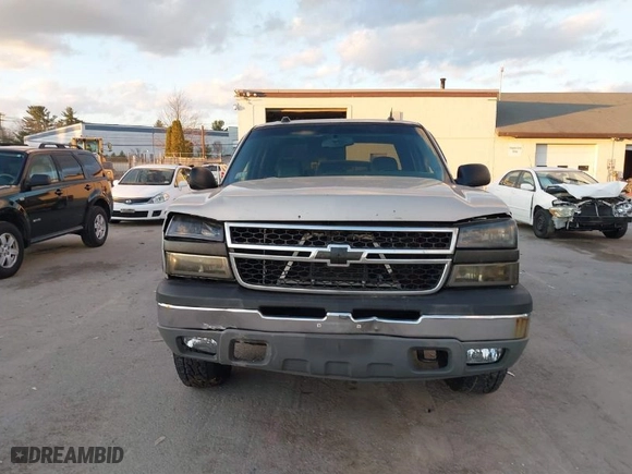 2004 Chevrolet Silverado 1500 Crew Cab LT with VIN 2GCEK13T241431946, listed as a IAAI auction lot 40905612 with 235,432 mi miles. Bid and sale history available at carsss.com. Image 10.
