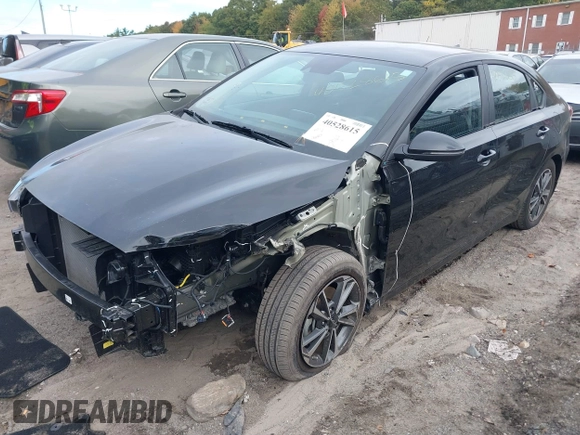 2023 Kia Forte LXS z VIN 3KPF24AD1PE642421, wystawiony jako IAAI lot #40528615 z przebiegiem 9 683 mil mil oraz . Historia ofert i sprzedaży dostępna na DreamBid. Obrazek 18.