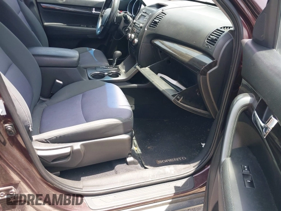 2012 Kia Sorento LX z VIN 5XYKT4A69CG257313, wystawiony jako IAAI lot #42444790 z przebiegiem 125 537 mil mil oraz . Historia ofert i sprzedaży dostępna na DreamBid. Obrazek 5.