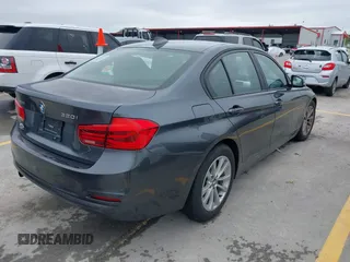2016 BMW 3 Series 320i xDrive z VIN WBA8A3C53GK551754, wystawiony jako IAAI lot #42399516 z przebiegiem 135 571 mil mil oraz . Historia ofert i sprzedaży dostępna na DreamBid. Obrazek 4.