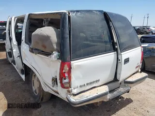 1999 GMC Suburban with VIN 1GDFK16R0XJ728255, listed as a IAAI auction lot 42230595 with Not provided miles and . Bid and sale history available at DreamBid. Image 3.