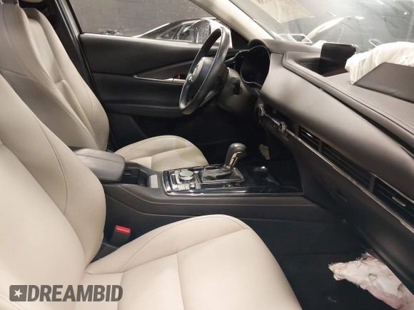 2024 Mazda CX-30 S Carbon Edition z VIN 3MVDMBCM4RM657165, wystawiony jako IAAI lot #42297738 z przebiegiem 7 041 mil mil oraz . Historia ofert i sprzedaży dostępna na DreamBid. Obrazek 5.