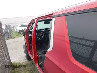 2021 Chevrolet Suburban LT z VIN 1GNSCCKD8MR138864, wystawiony jako IAAI lot #41296984 z przebiegiem Nie podano mil oraz . Historia ofert i sprzedaży dostępna na DreamBid. Obrazek 15.