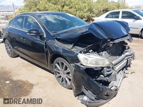 2015 Volvo S60 T5 Drive-E Premier z VIN YV140MFB3F2299721, wystawiony jako IAAI lot #42013732 z przebiegiem 82 407 mil mil oraz . Historia ofert i sprzedaży dostępna na DreamBid. Obrazek 1.