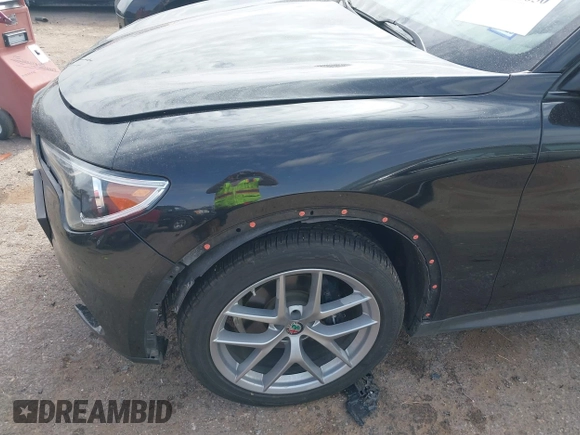 2018 Alfa Romeo Stelvio Sport z VIN ZASFAKPN0J7B71013, wystawiony jako IAAI lot #41938050 z przebiegiem Nie podano mil oraz . Historia ofert i sprzedaży dostępna na DreamBid. Obrazek 6.