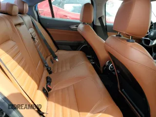 2018 Alfa Romeo Giulia Ti Lusso z VIN ZARFAEEN3J7570422, wystawiony jako Copart lot #53567845 z przebiegiem 27 932 mil mil oraz Szkoda całkowita • Salvage title. Historia ofert i sprzedaży dostępna na DreamBid. Obrazek 10.