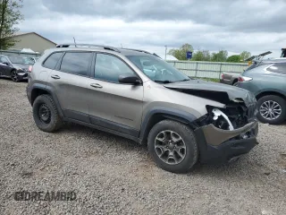 2021 Jeep Cherokee Trailhawk z VIN 1C4PJMBXXMD110534, wystawiony jako Copart lot #56333785 z przebiegiem 53 310 mil mil oraz Szkoda całkowita • Salvage title. Historia ofert i sprzedaży dostępna na DreamBid. Obrazek 4.