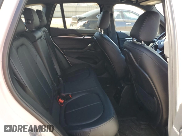 2018 BMW X1 xDrive28i z VIN WBXHT3C35J5K29010, wystawiony jako Copart lot #47537165 z przebiegiem 90 779 mil mil oraz Szkoda całkowita • Salvage title. Historia ofert i sprzedaży dostępna na DreamBid. Obrazek 10.