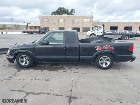 2000 Chevrolet S-10 LS with VIN 1GCCS19W5Y8161574, listed as a IAAI auction lot 41935197 with 255,231 mi miles. Bid and sale history available at carsss.com. Image 15.