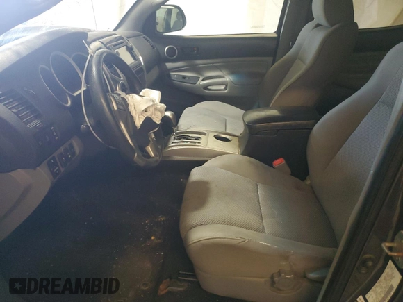 2013 Toyota Tacoma z VIN 5TFLU4ENXDX061110, wystawiony jako Copart lot #58910865 z przebiegiem Nie podano mil oraz Szkoda całkowita • Salvage title. Historia ofert i sprzedaży dostępna na DreamBid. Obrazek 7.