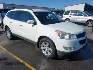 2012 Chevrolet Traverse 1LT z VIN 1GNKVGEDXCJ204602, wystawiony jako IAAI lot #41943724 z przebiegiem 151 118 mil mil oraz . Historia ofert i sprzedaży dostępna na DreamBid. Obrazek 1.