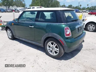2011 MINI Hardtop z VIN WMWSU3C57BT093085, wystawiony jako IAAI lot #42492893 z przebiegiem 119 576 mil mil oraz . Historia ofert i sprzedaży dostępna na DreamBid. Obrazek 3.