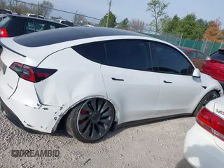 2021 Tesla Model Y Performance z VIN 5YJYGDEFXMF240246, wystawiony jako IAAI lot #42042951 z przebiegiem 76 139 mil mil oraz . Historia ofert i sprzedaży dostępna na DreamBid. Obrazek 13.