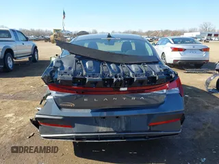 2024 Hyundai Elantra SEL z VIN KMHLM4DG4RU805694, wystawiony jako IAAI lot #41893956 z przebiegiem 4 856 mil mil oraz . Historia ofert i sprzedaży dostępna na DreamBid. Obrazek 6.