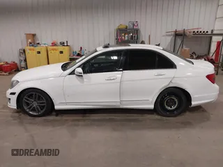 2013 Mercedes-Benz C 300 Sport с VIN WDDGF8AB3DR297543, выставлен на аукционе IAAI как лот 42323929 с пробегом 132 059 миль миль и . История ставок и продаж доступна на DreamBid. Изображение 14.