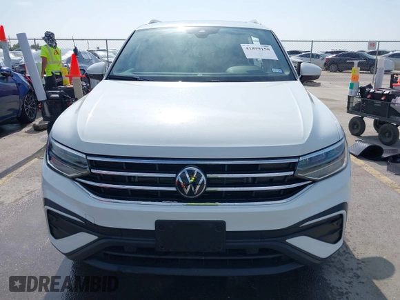 2024 Volkswagen Tiguan SE with VIN 3VVNB7AX2RM140292, listed as a IAAI auction lot 41899150 with 3,171 mi miles and . Bid and sale history available at DreamBid. Image 13.