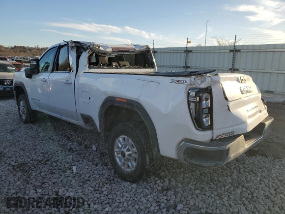 2023 GMC Sierra 2500HD SLE z VIN 1GT49MEY4PF143845, wystawiony jako Copart lot #48403215 z przebiegiem 47 843 mil mil oraz Szkoda całkowita • Salvage title. Historia ofert i sprzedaży dostępna na DreamBid. Obrazek 2.