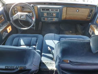 1985 Cadillac Fleetwood z VIN 1G6DW6985F9757401, wystawiony jako Copart lot #59345225 z przebiegiem 91 923 mil mil oraz Tytuł czysty. Historia ofert i sprzedaży dostępna na DreamBid. Obrazek 8.