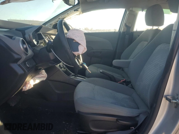 2015 Chevrolet Sonic LS z VIN 1G1JA5SH9F4117264, wystawiony jako Copart lot #42215585 z przebiegiem 55 869 mil mil oraz Szkoda całkowita • Salvage title. Historia ofert i sprzedaży dostępna na DreamBid. Obrazek 7.