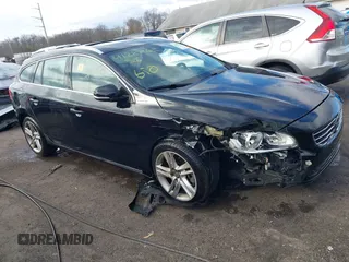 2015 Volvo V60 T5 Drive-E Premier z VIN YV140MEK3F1267715, wystawiony jako IAAI lot #41227560 z przebiegiem 102 244 mil mil oraz . Historia ofert i sprzedaży dostępna na DreamBid. Obrazek 1.