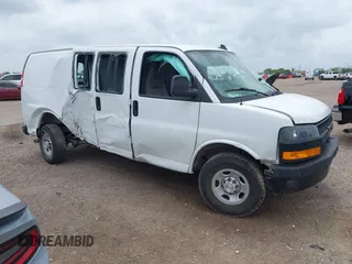 2021 Chevrolet Express Cargo z VIN 1GCWGAF77M1311800, wystawiony jako IAAI lot #42103646 z przebiegiem 129 732 mil mil oraz . Historia ofert i sprzedaży dostępna na DreamBid. Obrazek 1.