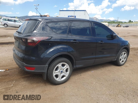 2017 Ford Escape S z VIN 1FMCU0F78HUE91357, wystawiony jako Copart lot #62545785 z przebiegiem 55 002 mil mil oraz Szkoda całkowita • Salvage title. Historia ofert i sprzedaży dostępna na DreamBid. Obrazek 3.