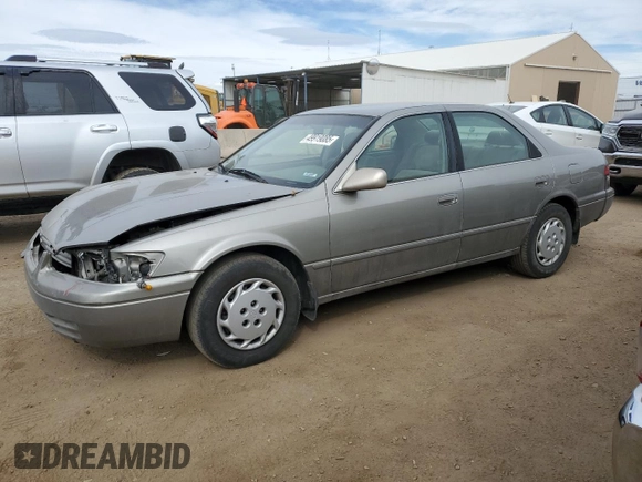1998 Toyota Camry LE z VIN JT2BG28K7W0215608, wystawiony jako Copart lot #49919085 z przebiegiem 182 353 mil mil oraz Czysty tytuł • Clean title. Historia ofert i sprzedaży dostępna na DreamBid. Obrazek 1.
