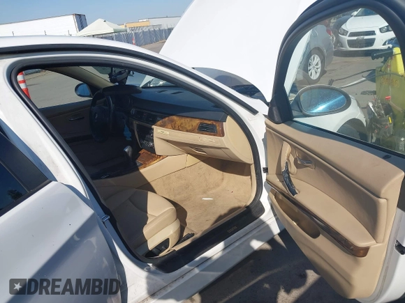 2008 BMW 3 Series 328i z VIN WBAVC53508FZ86427, wystawiony jako IAAI lot #42745902 z przebiegiem 173 327 mil mil oraz . Historia ofert i sprzedaży dostępna na DreamBid. Obrazek 5.
