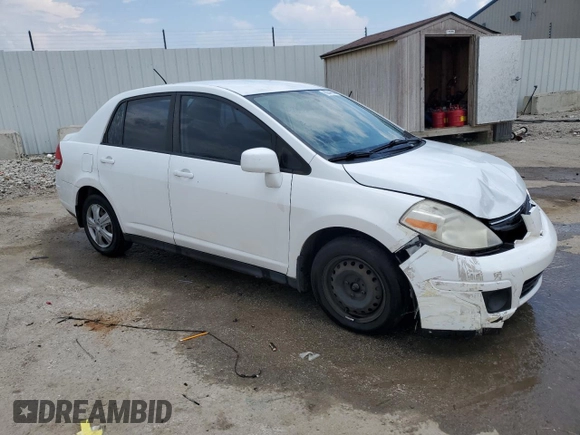 2011 Nissan Versa S z VIN 3N1BC1AP6BL449094, wystawiony jako Copart lot #62844835 z przebiegiem 166 749 mil mil oraz Szkoda całkowita • Salvage title. Historia ofert i sprzedaży dostępna na DreamBid. Obrazek 4.