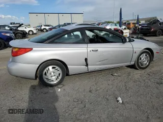 2001 Saturn SC z VIN 1G8ZY14701Z255767, wystawiony jako Copart lot #53727985 z przebiegiem 137 776 mil mil oraz Szkody całkowita. Historia ofert i sprzedaży dostępna na DreamBid. Obrazek 3.