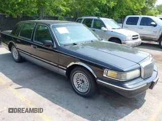 1997 Lincoln Town Car Executive z VIN 1LNLM81W4VY743851, wystawiony jako IAAI lot #42391178 z przebiegiem 261 762 mil mil oraz . Historia ofert i sprzedaży dostępna na DreamBid. Obrazek 1.