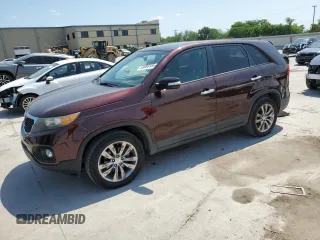2011 Kia Sorento EX z VIN 5XYKU4A25BG026840, wystawiony jako Copart lot #53080355 z przebiegiem 186 777 mil mil oraz Szkoda całkowita • Salvage title. Historia ofert i sprzedaży dostępna na DreamBid. Obrazek 1.