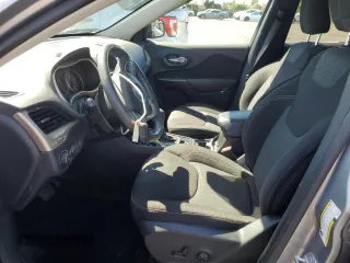 2017 Jeep Cherokee Latitude z VIN 1C4PJLCB6HW502689, wystawiony jako Copart lot #57913075 z przebiegiem 62 435 mil mil oraz Szkoda całkowita • Salvage title. Historia ofert i sprzedaży dostępna na DreamBid. Obrazek 7.