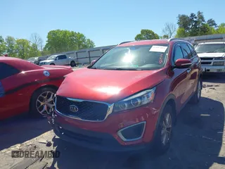 2017 Kia Sorento LX z VIN 5XYPG4A3XHG295107, wystawiony jako IAAI lot #42037114 z przebiegiem 91 967 mil mil oraz . Historia ofert i sprzedaży dostępna na DreamBid. Obrazek 2.