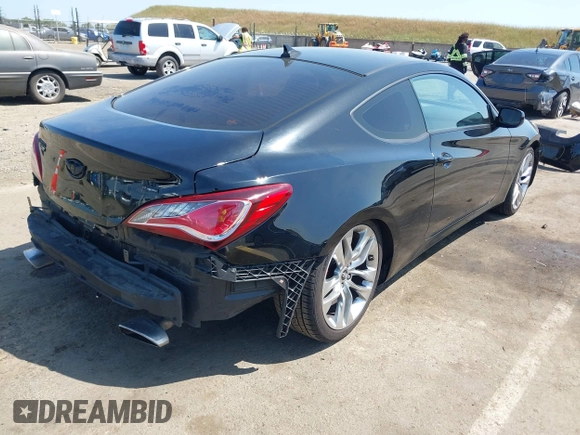 2013 Hyundai Genesis Coupe Track z VIN KMHHU6KJXDU113335, wystawiony jako IAAI lot #42157838 z przebiegiem 128 366 mil mil oraz . Historia ofert i sprzedaży dostępna na DreamBid. Obrazek 4.