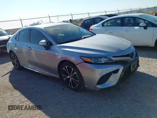 2020 Toyota Camry SE z VIN 4T1M11AK9LU931805, wystawiony jako IAAI lot #40946035 z przebiegiem 82 687 mil mil oraz . Historia ofert i sprzedaży dostępna na DreamBid. Obrazek 1.