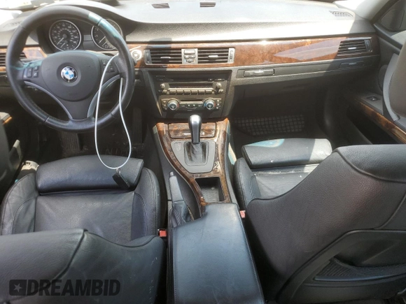 2007 BMW 3 Series 328i z VIN WBAVC53567FZ70196, wystawiony jako Copart lot #63136915 z przebiegiem 118 578 mil mil oraz Czysty tytuł • Clean title. Historia ofert i sprzedaży dostępna na DreamBid. Obrazek 8.