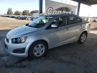 2015 Chevrolet Sonic LS z VIN 1G1JA5SG5F4148924, wystawiony jako Copart lot #56971875 z przebiegiem 122 396 mil mil oraz Czysty tytuł • Clean title. Historia ofert i sprzedaży dostępna na DreamBid. Obrazek 1.
