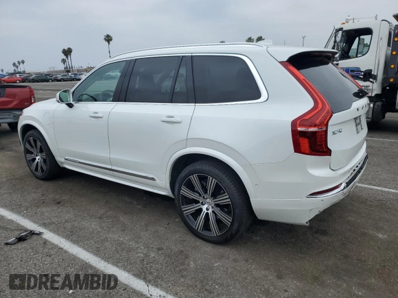 2023 Volvo XC90 Plus z VIN YV4H600N6P1975522, wystawiony jako Copart lot #57581404 z przebiegiem 6 683 mil mil oraz Szkoda całkowita • Salvage title. Historia ofert i sprzedaży dostępna na DreamBid. Obrazek 2.