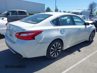 2017 Nissan Altima SV z VIN 1N4AL3AP1HC141166, wystawiony jako IAAI lot #41863150 z przebiegiem 95 770 mil mil oraz . Historia ofert i sprzedaży dostępna na DreamBid. Obrazek 4.